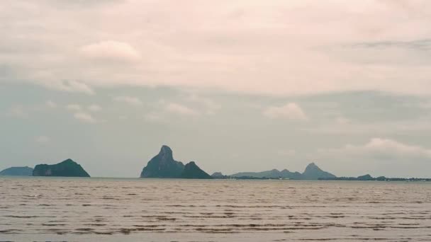 Plajă Frumoasă Valuri Ocean Care Suflă Plajă Munți Fundal Nori — Videoclip de stoc