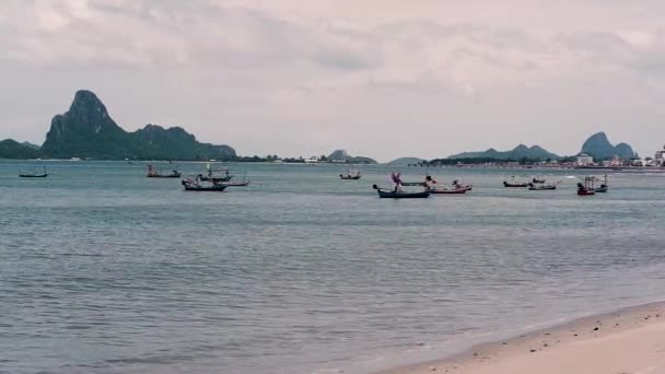 Rybářské Čluny Kotvící Poblíž Pláži Nimi Hory Krásné Mraky — Stock video