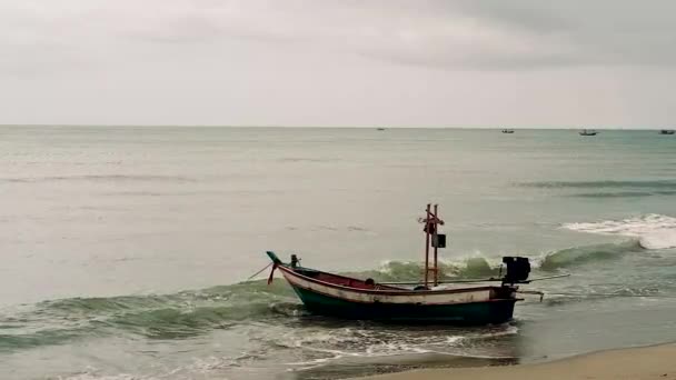 Човни Рибалки Причаїлися Неподалік Пляжі Красиві Хмари — стокове відео