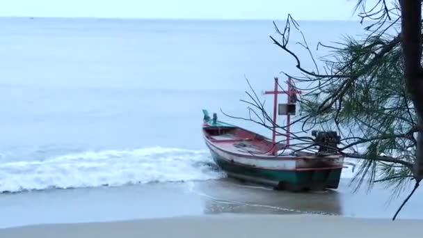 Σκάφη Ψαράδων Αγκυροβολημένα Κοντά Στην Παραλία Και Όμορφα Σύννεφα — Αρχείο Βίντεο