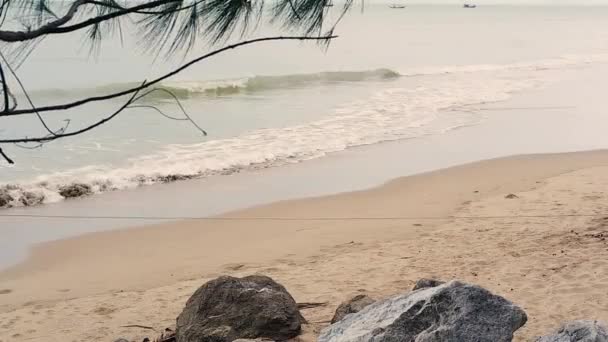 Piękna Plaża Fale Oceanu Wiejące Plażę Duża Skała Przed — Wideo stockowe