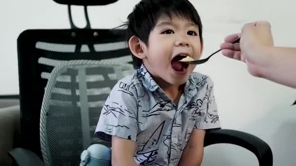 Хлопець Їжу Яку Дав Йому Батько Підняв Руку Кажучи Було — стокове відео