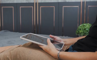 Kadın eli, bilgi işlemek için uygun bir tablet kullanıyor.