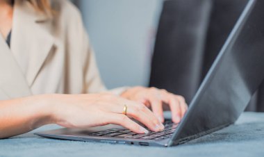 Bilgi grafikleri yapmaya elverişli kadın bilgisayarında daktilo yazma ya da sohbet.