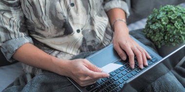 Kadın eli evde online alışveriş yapıyor. Bilgi işlemek için uygun..