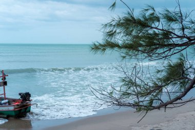 Balıkçıların tekneleri kıyıya yanaştı ve güzel bulutlar...
