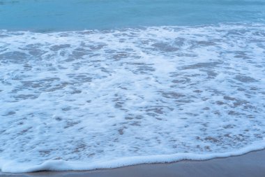 Sahilde güzel okyanus dalgaları esiyor.