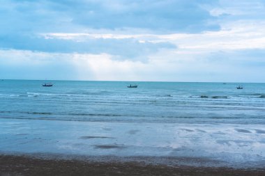 Sahilde güzel okyanus dalgaları esiyor.