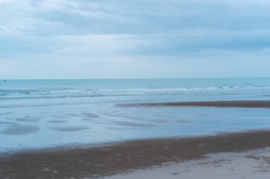 Sahilde güzel okyanus dalgaları esiyor.