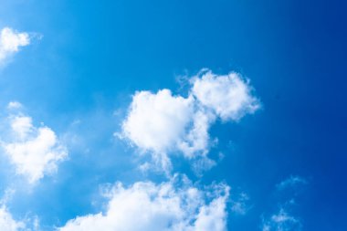 Gökyüzü güneş ışığına sahiptir, gökyüzü mavidir, küçük ve büyük bulutlar vardır. Güneş ışığı geçerken, dönüşümlü ve yavaşça hareket ederler.