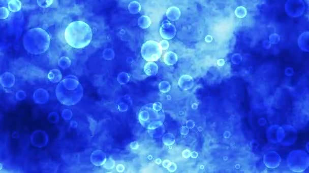 Пузыри Плавают Синем Фоне Отраженным Светом — стоковое видео