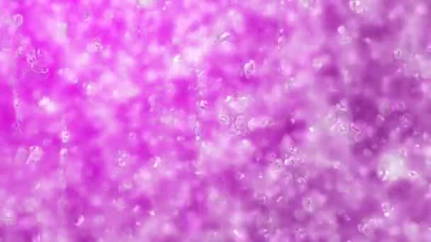 Краплі Дощу Падають Через Скло Рожевий Фон Падаючим Снігом — стокове відео