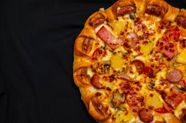 Pizza peyniriyle öğle yemeği ya da kabuklu deniz ürünleri sosu. Lezzetli fast food üst tarafta..