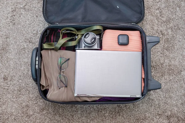 スーツケース内の服やアクセサリーの配置 旅行のコンセプト — ストック写真
