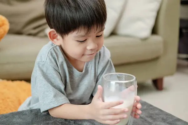 Asyalı Çocuk Bir Bardak Süt Içiyor — Stok fotoğraf