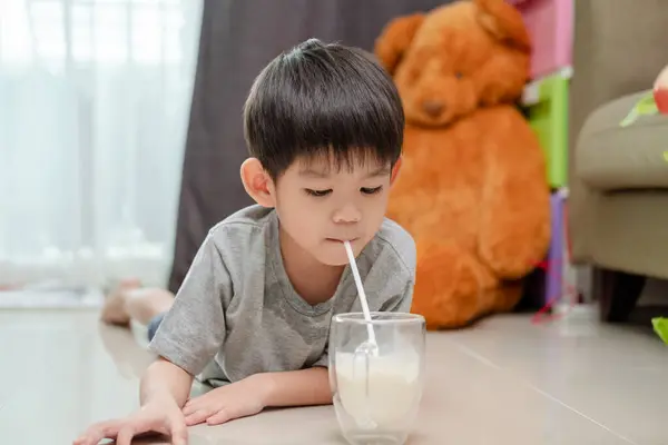 Asiatisk Pojke Dricker Ett Glas Mjölk — Stockfoto