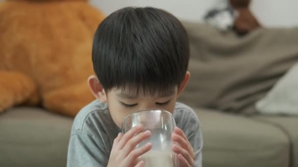 Азіатський Хлопчик Склянку Молока — стокове відео