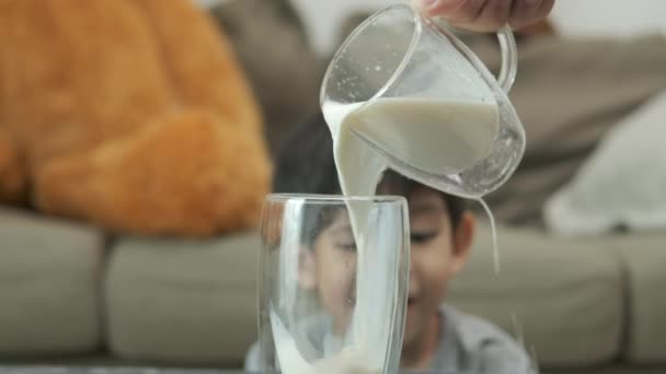 Azjata Pije Szklankę Mleka — Wideo stockowe