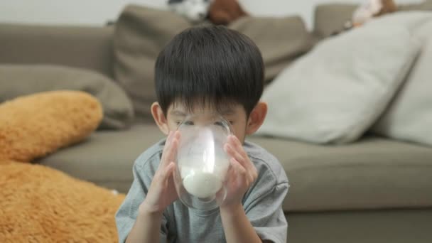 Asiatisk Pojke Dricker Ett Glas Mjölk — Stockvideo