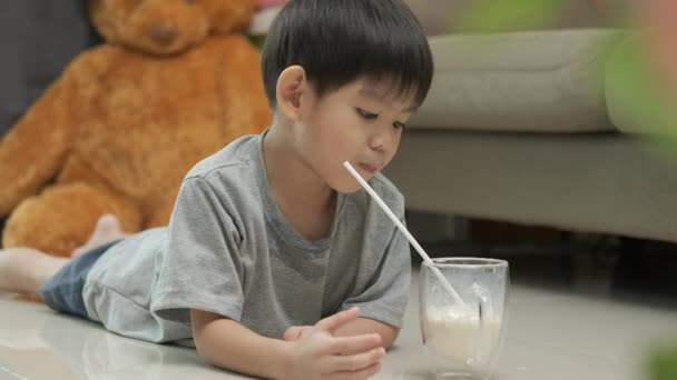 Asiatischer Junge Trinkt Ein Glas Milch — Stockvideo
