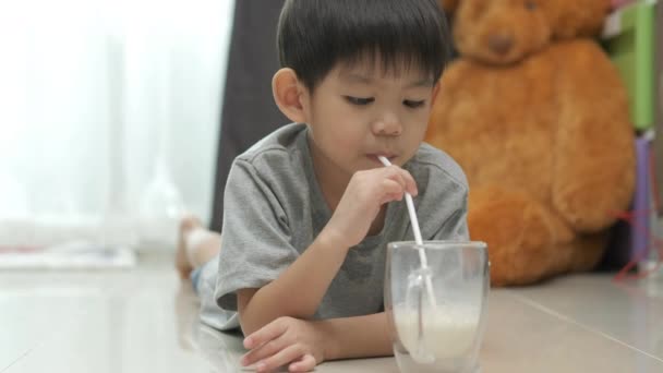Asijský Chlapec Pije Sklenici Mléka — Stock video