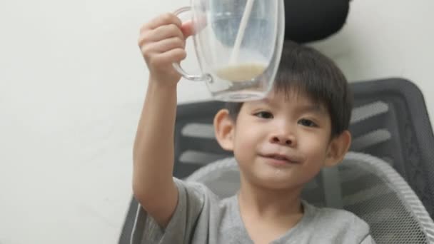 Азиатский Мальчик Пьет Стакан Молока — стоковое видео