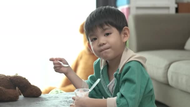 Seorang Anak Laki Laki Senang Menggunakan Sendok Untuk Meraup Yogurt — Stok Video