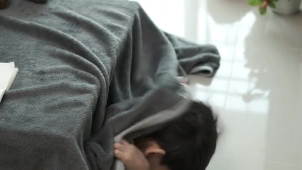 Ein Asiatischer Junge Spielt Verstecken Einer Decke Tisch Seinem Haus — Stockvideo