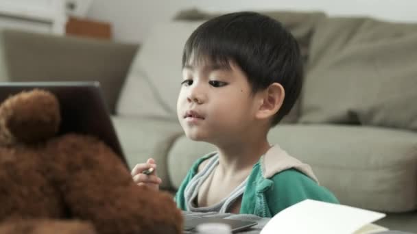Азіатський Хлопчик Вивчає Онлайн Займається Спортом Ноутбуці — стокове відео