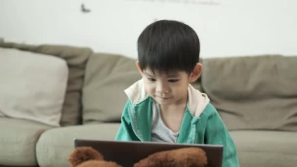 Asyalı Çocuk Çevrimiçi Çalışıyor Laptopta Faaliyet Gösteriyor — Stok video