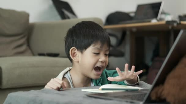 Азиатский Мальчик Учится Онлайн Занимается Ноутбуке — стоковое видео