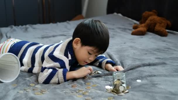 Anak Asia Dengan Senang Hati Menghitung Koin Untuk Menghemat Uang — Stok Video