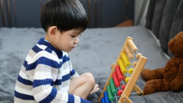 Azji Chłopiec Zabawy Zabawkami Łóżku — Wideo stockowe