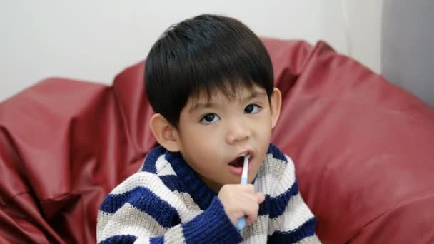 Азиатский Мальчик Чистит Зубы Гостиной — стоковое видео