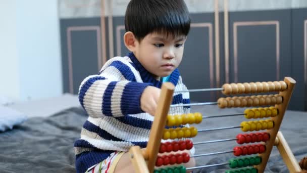 Aziatische Jongen Spelen Met Speelgoed Het Bed — Stockvideo