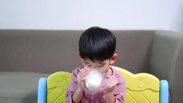 Азиатский Мальчик Пьет Стакан Молока — стоковое видео
