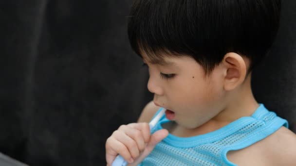 Azji Chłopiec Myje Zęby Salonie — Wideo stockowe