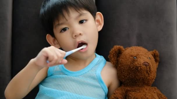 Azji Chłopiec Myje Zęby Salonie — Wideo stockowe
