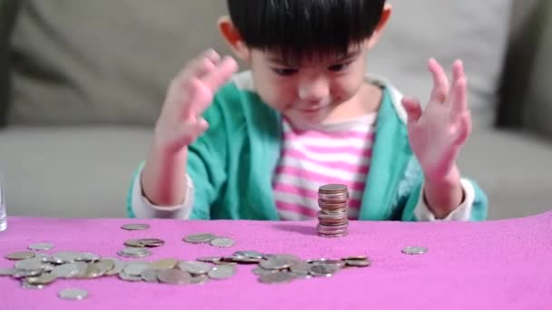 Azji Chłopiec Organizując Monety Rzędu Praktyki Oszczędzania Pieniędzy — Wideo stockowe