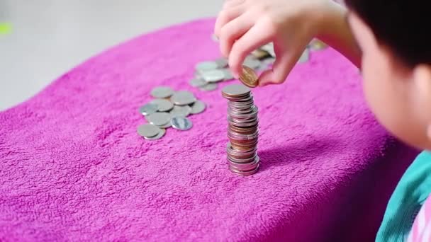 Asiatischer Junge Arrangiert Münzen Hintereinander Geld Sparen — Stockvideo