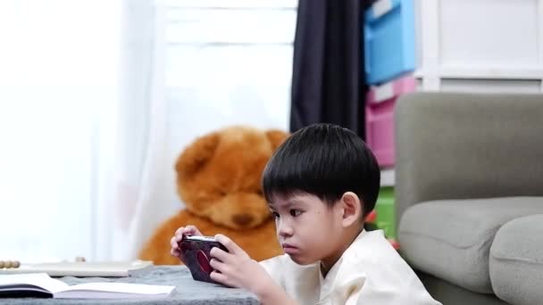 Азиатский Мальчик Держит Руки Общаться Друзьями Онлайн Классе Помощью Мобильного — стоковое видео
