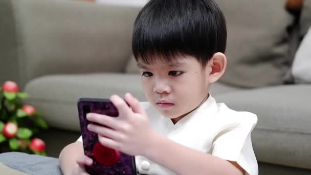 Ázsiai Fiú Felemeli Kezét Kommunikálni Barátaival Online Osztályteremben Mobiltelefonon Keresztül — Stock videók