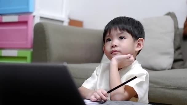 Asiatisk Pojke Studerar Online Bärbar Dator — Stockvideo