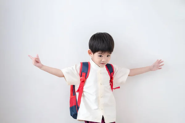Азіатський Хлопчик Традиційному Тайському Одязі Стоїть Шкільною Сумкою Зробити Жест — стокове фото