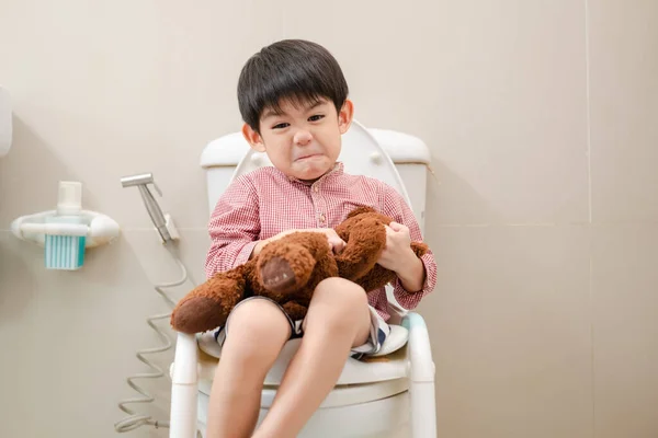 Asiatisk Pojke Sitter Toaletten Skål Handen Håller Nalle — Stockfoto
