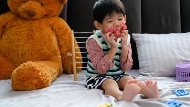 Asiatique Garçon Jouer Avec Puzzle Puzzles Sur Lit Joyeusement — Video
