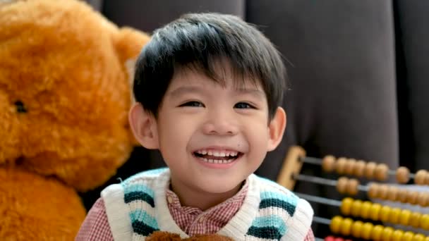 Azji Chłopiec Uśmiecha Się Śmieje Szczęśliwie Leżąc Łóżku — Wideo stockowe