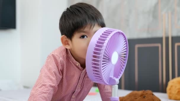 Ázsiai Fiú Fekszik Matracon Egy Forró Napon Játszik Egy Hordozható — Stock videók