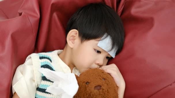 Азиатский Мальчик Лежал Больным Лихорадка Уменьшающая Пятно Лбу Покрыл Себя — стоковое видео