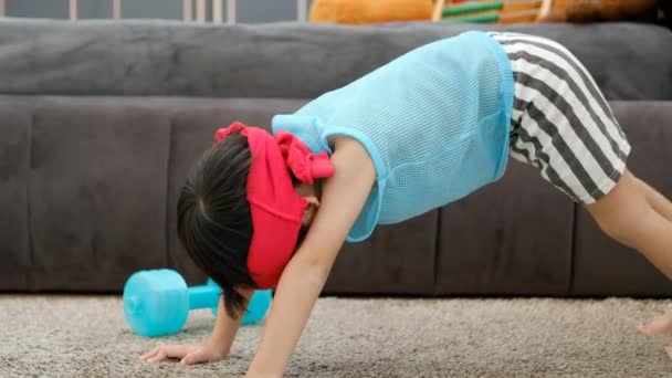 Kolsuz Tişörtlü Asyalı Çocuk Egzersiz Yapıyordu Kafasında Terli Bir Havlu — Stok video
